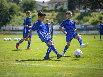 Fußballcamp: Englischunterricht kombiniert mit professionellem Fußballtraining
